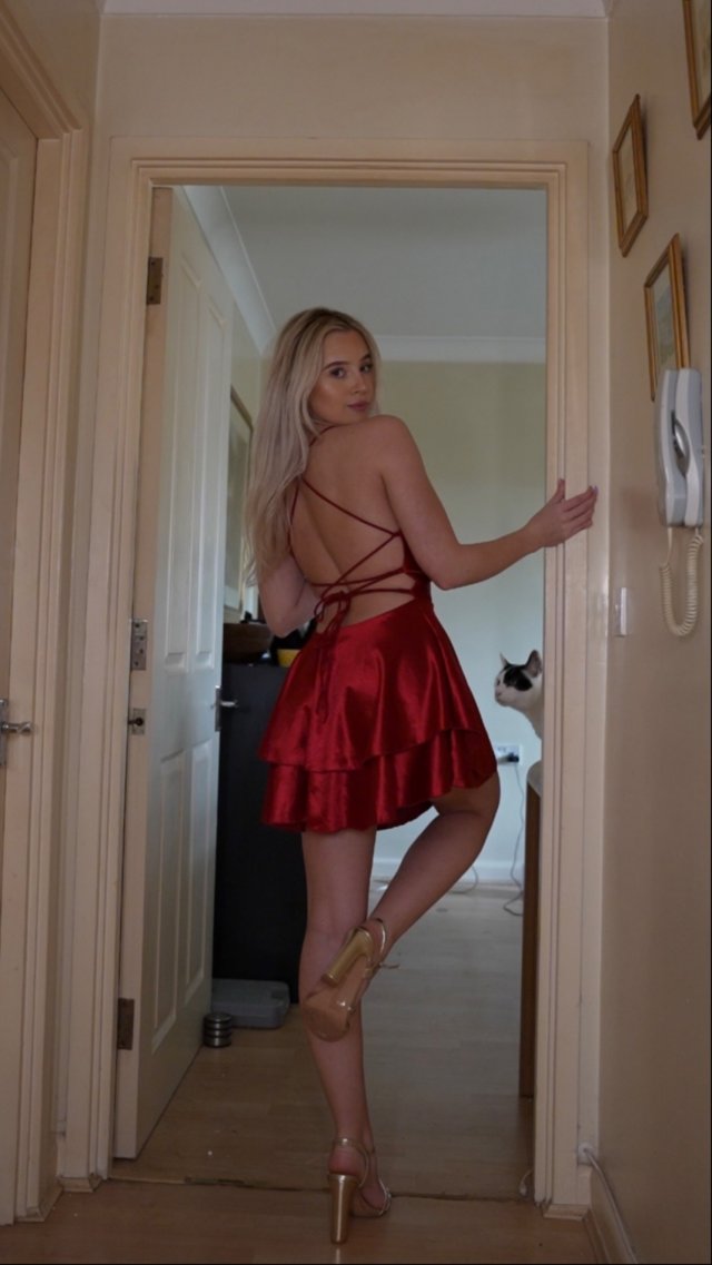 Girls With Long Legs (34 pics)