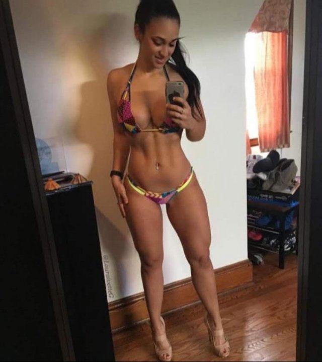 Girls With Long Legs (34 pics)