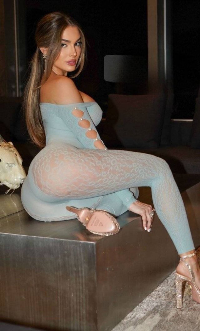 Girls With Long Legs (50 pics)