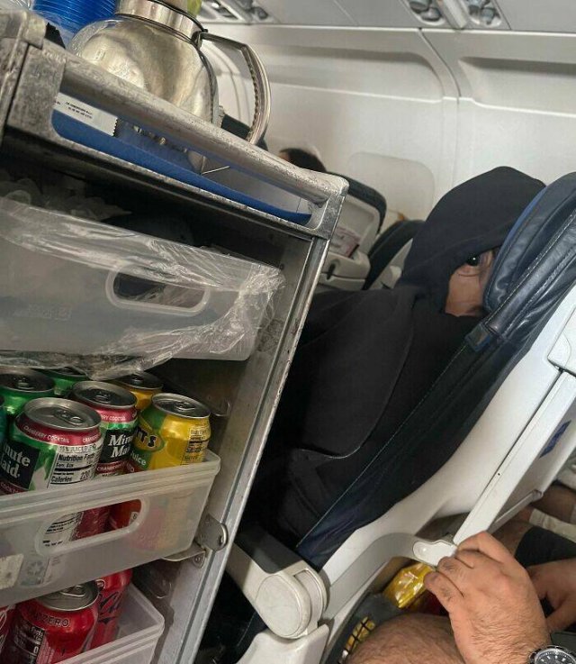 Annoying Airplane Passengers (25 pics)