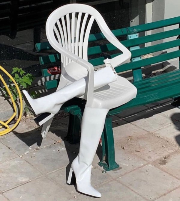What Is Going On Here? (34 pics)