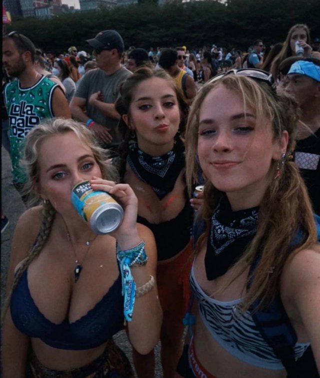 Girls At Music Festivals (39 pics)