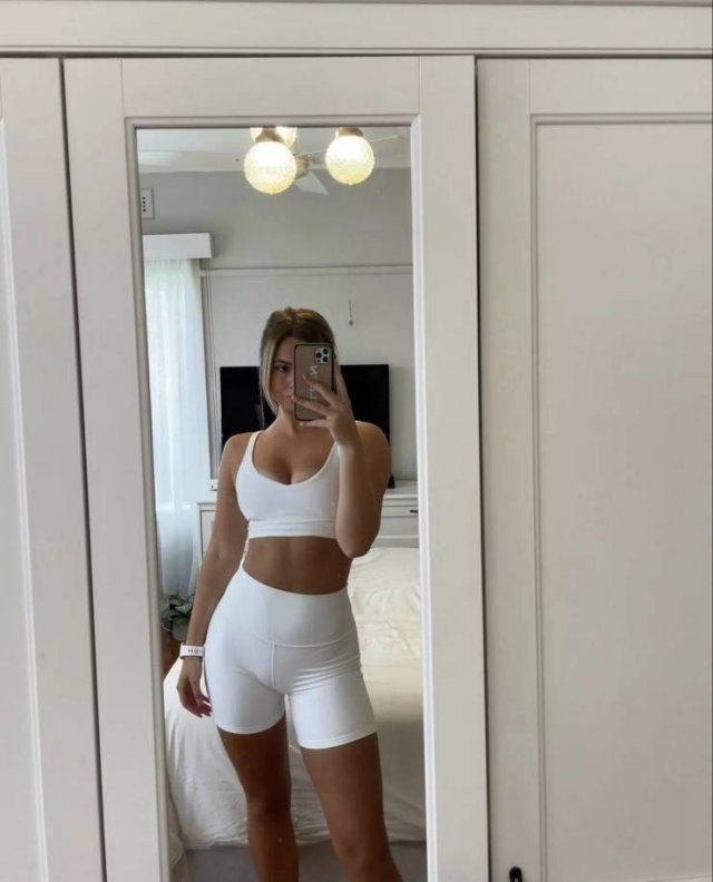 Selfie Girls (47 pics)