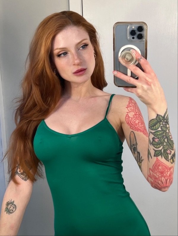 Braless Girls (33 pics)