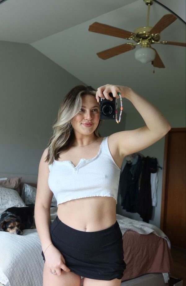 Braless Girls (33 pics)