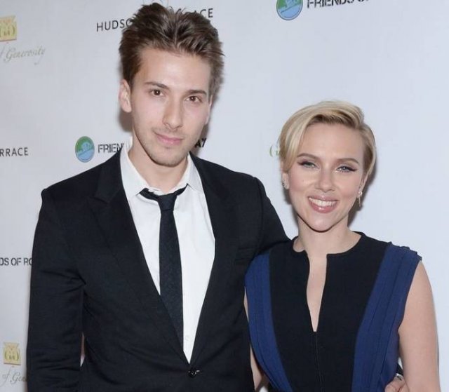 Celebrities With Their Siblings (20 pics) Celebrities With Their Siblings (20 pics)
