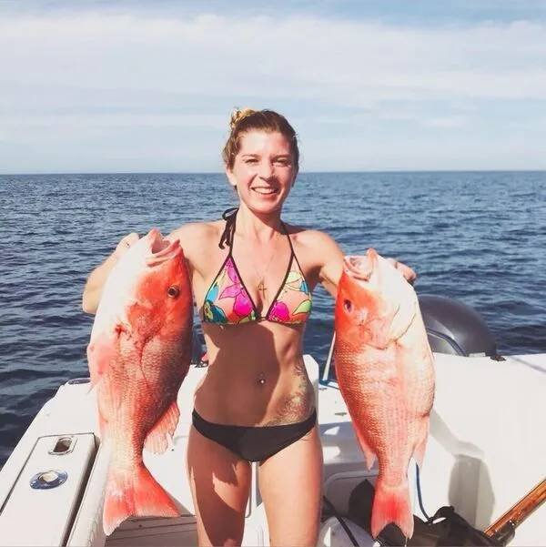 Girls Fishing (56 pics)