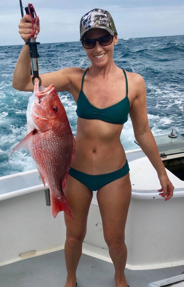 Girls Fishing (56 pics)