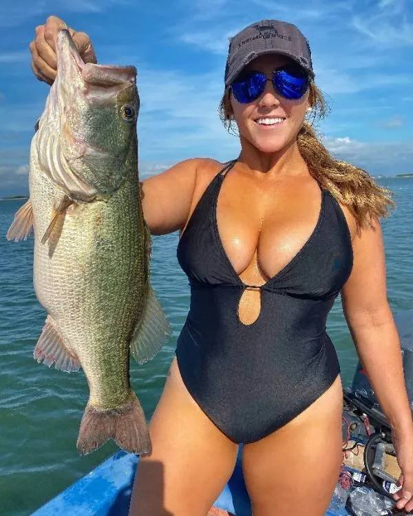 Girls Fishing (56 pics)