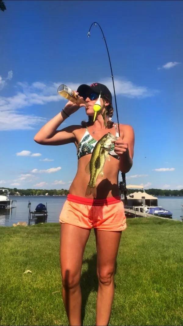 Girls Fishing (56 pics)