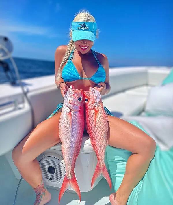 Girls Fishing (56 pics)