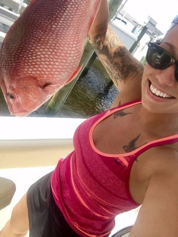 Girls Fishing (56 pics)