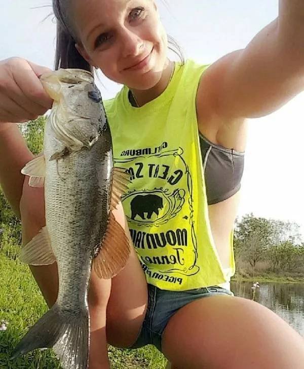 Girls Fishing (56 pics)