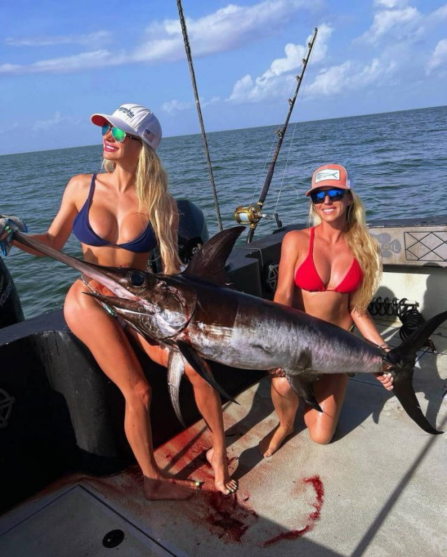 Girls Fishing (56 pics)