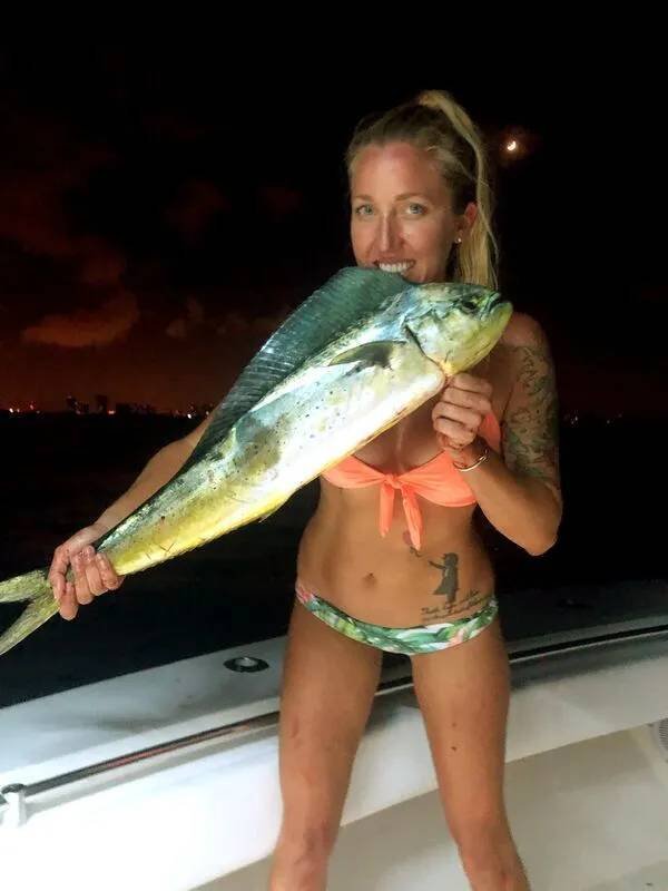 Girls Fishing (56 pics)