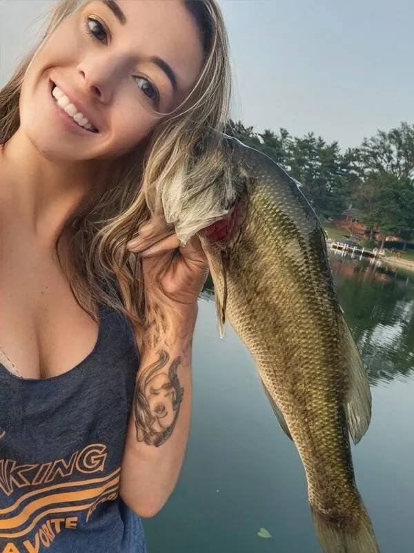 Girls Fishing (56 pics)