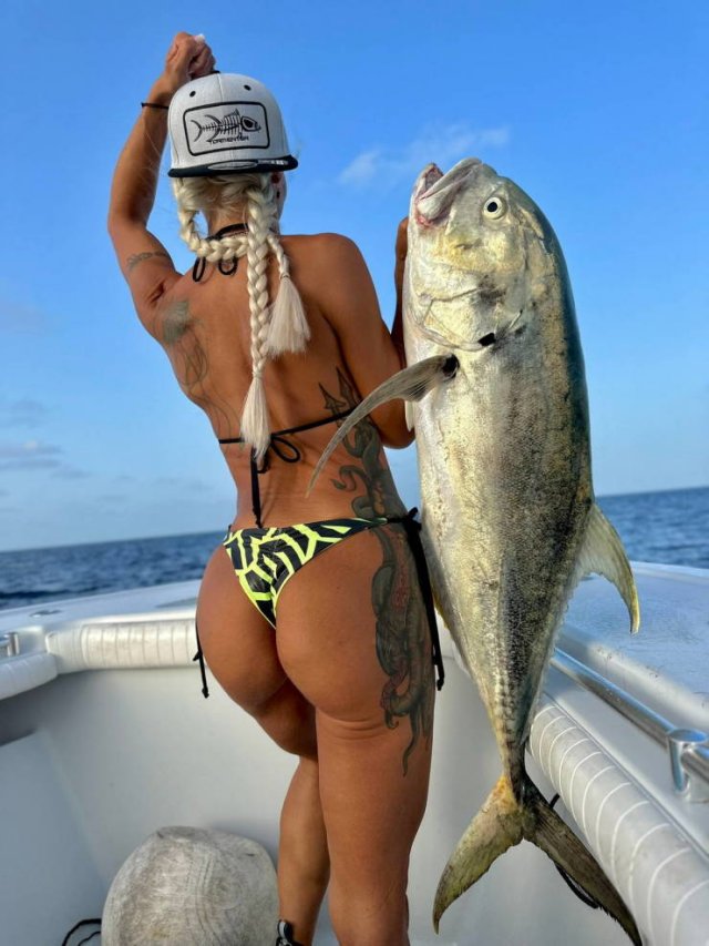 Girls Fishing (56 pics)