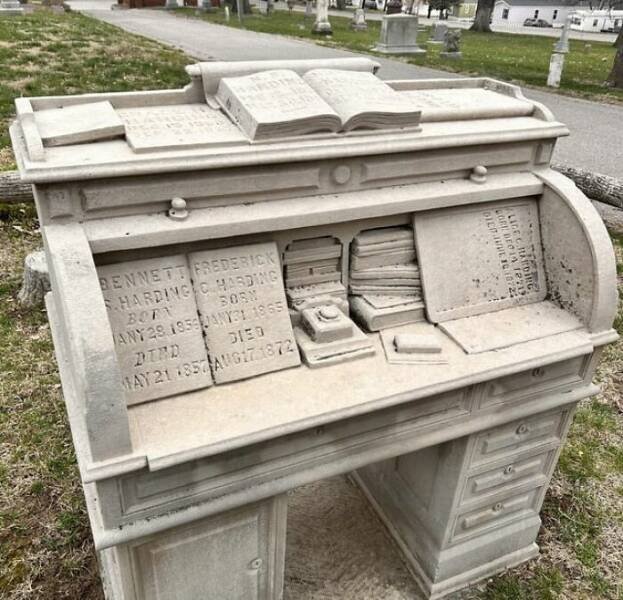 Weird And Unique Gravestones (19 pics)