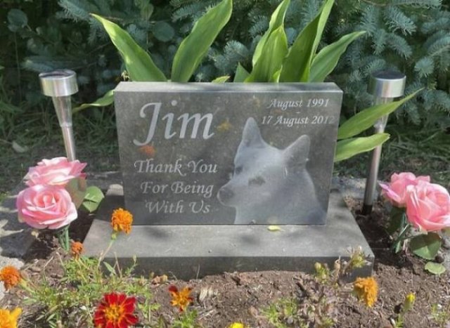 Weird And Unique Gravestones (19 pics)