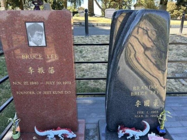 Weird And Unique Gravestones (19 pics)