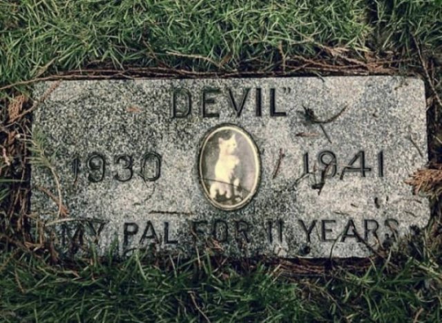 Weird And Unique Gravestones (19 pics)