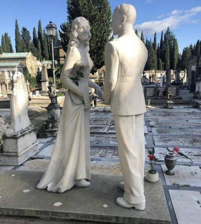 Weird And Unique Gravestones (19 pics)