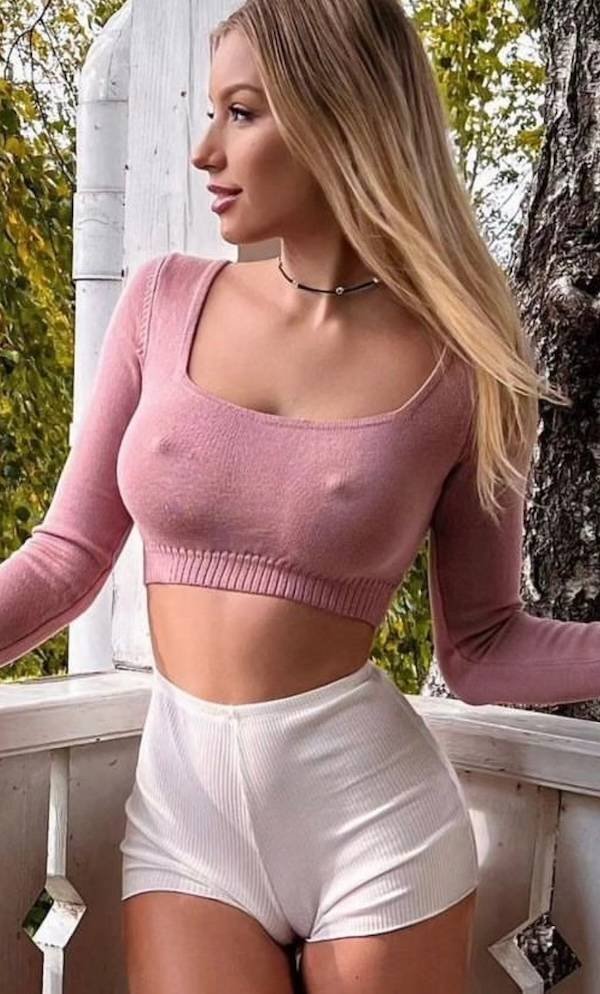 Braless Girls (47 pics)