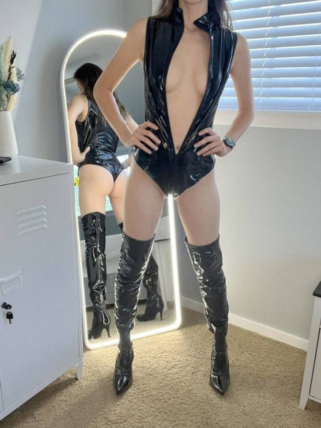 Rear View (43 pics)