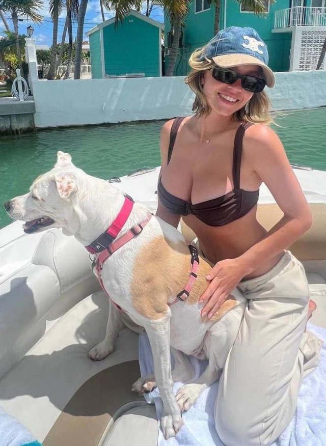 Busty Girls (46 pics)