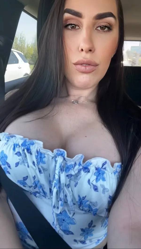 Busty Girls (46 pics)