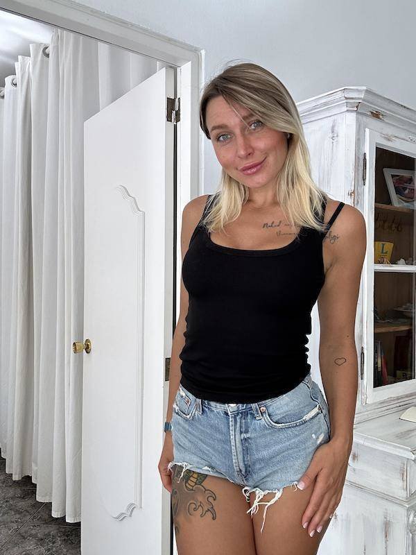 Girls In Shorts (47 pics)