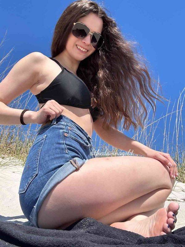 Girls In Shorts (47 pics)