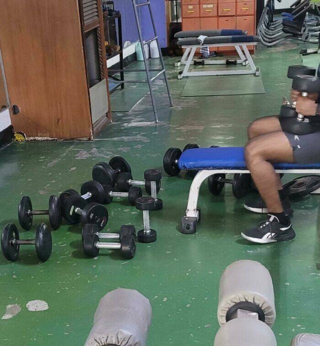 Annoying Finds From The Gym (19 pics)