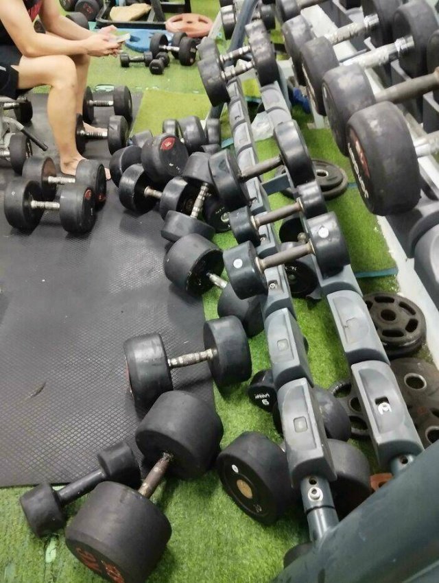 Annoying Finds From The Gym (19 pics)
