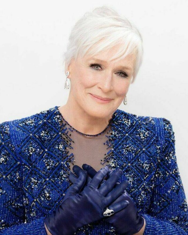 Celebrities Who Have Accepted Gray Hair (20 pics)