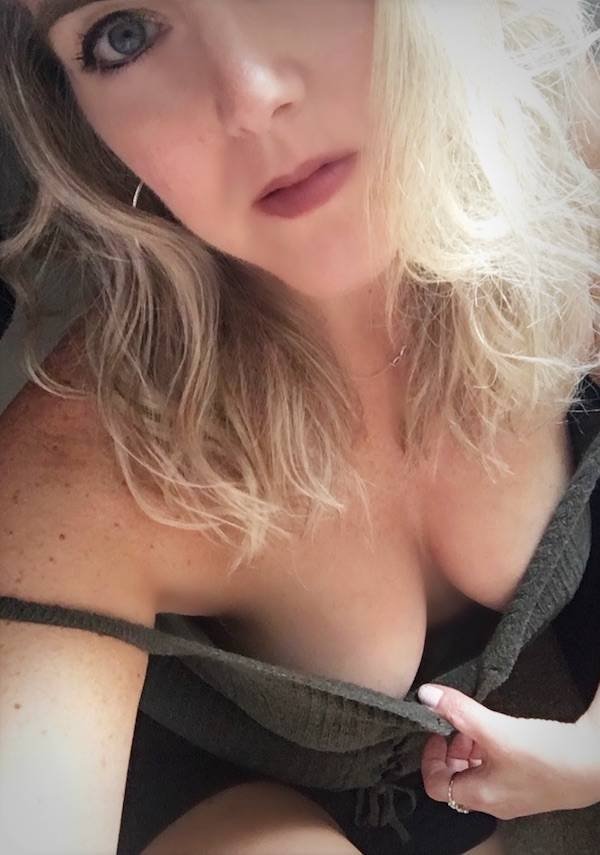 Busty Girls (47 pics)