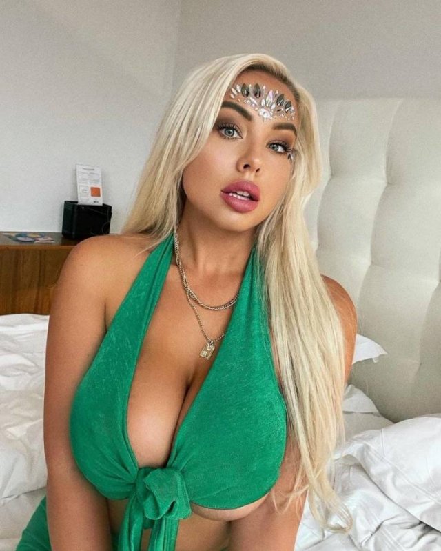 Busty Girls (47 pics)