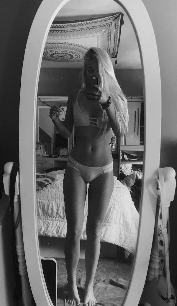Selfie Girls (47 pics)