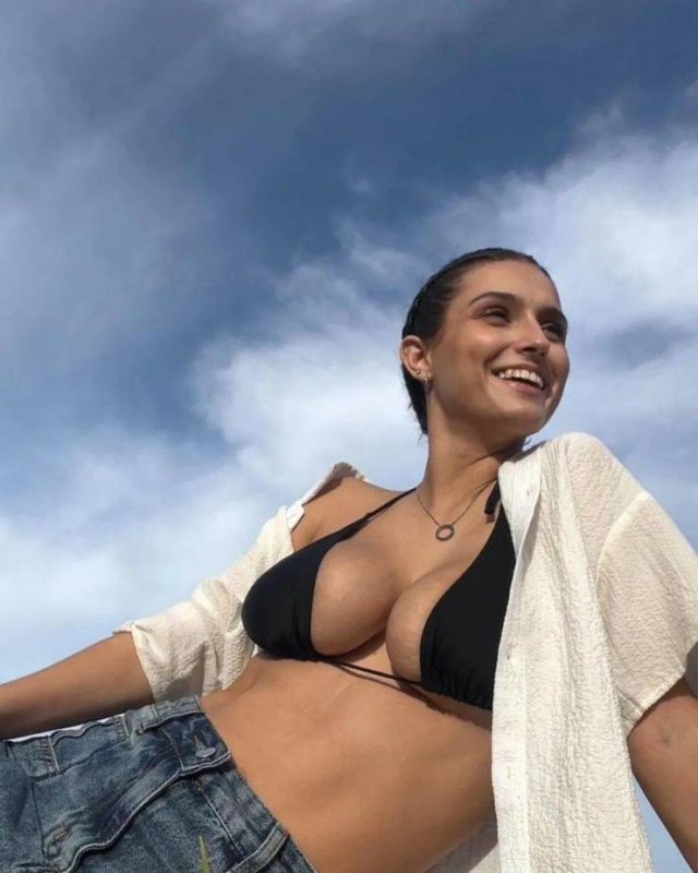 Busty Girls (41 pics)