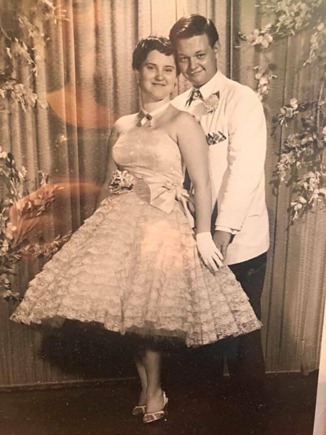 People Share Their Graduation Photos From The Past (20 pics)