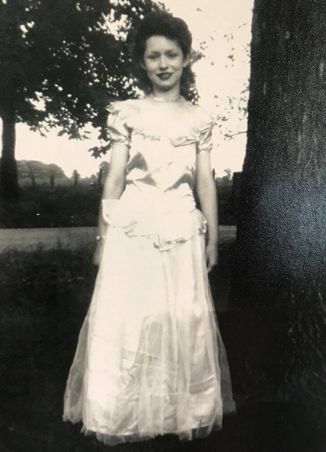 People Share Their Graduation Photos From The Past (20 pics)