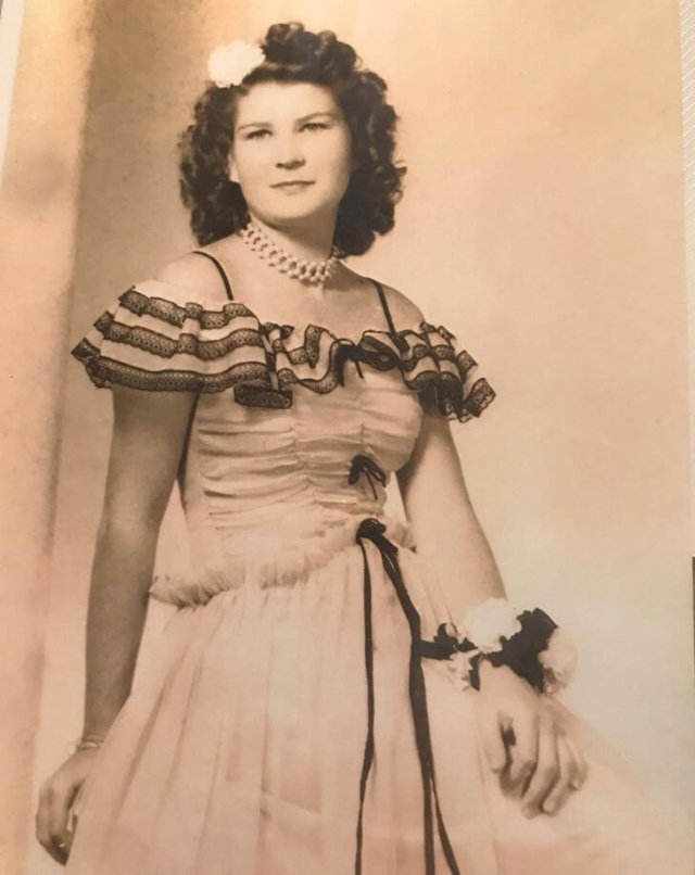 People Share Their Graduation Photos From The Past (20 pics)
