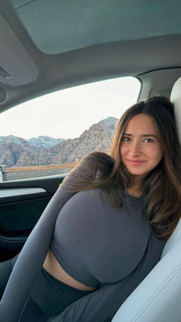 Busty Girls (47 pics)