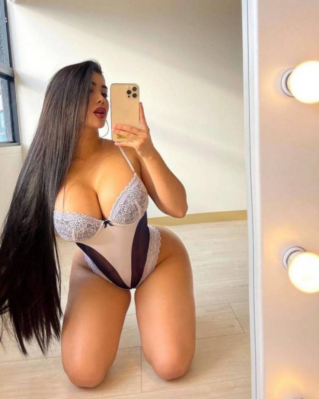 Busty Girls (47 pics)