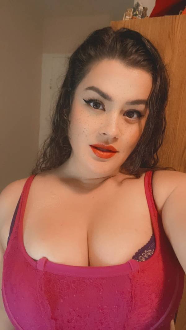 Busty Girls (47 pics)