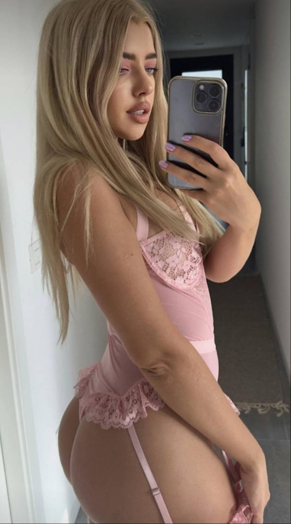 Selfie Girls (25 pics)