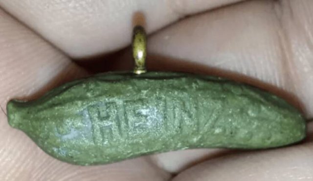 Odd Finds From Thrift Shops (21 pics)