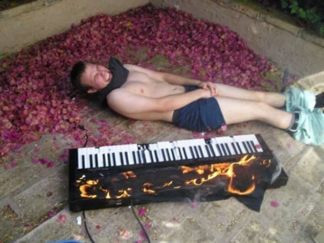 What Is Going On Here? (25 pics)