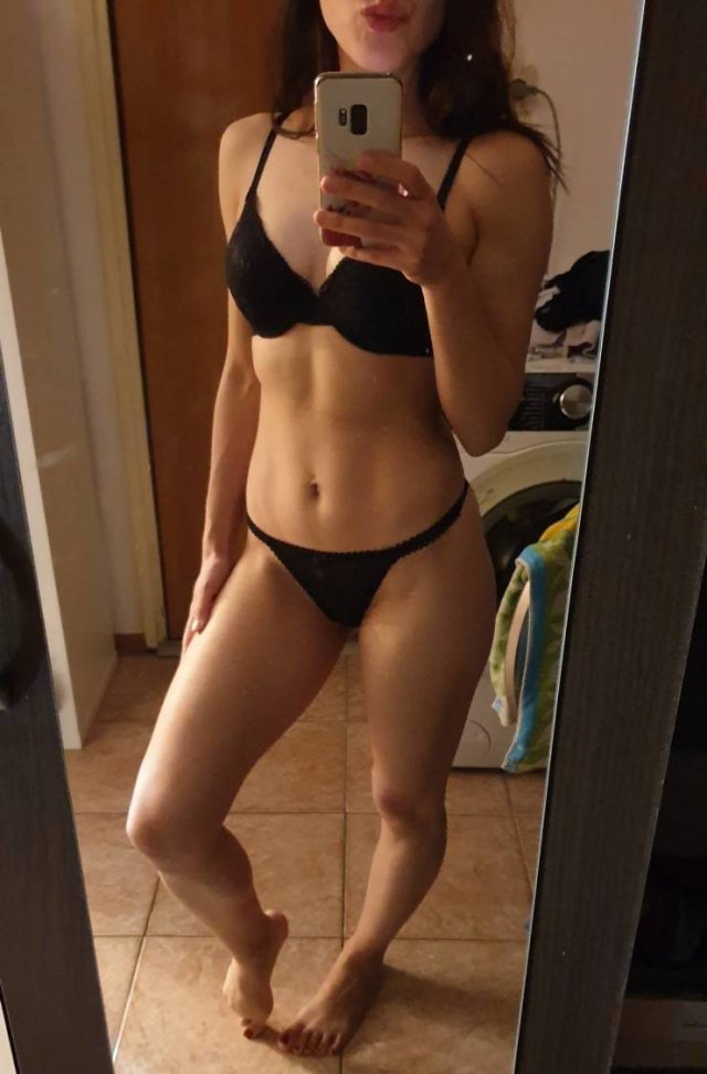 Selfie Girls (31 pics)