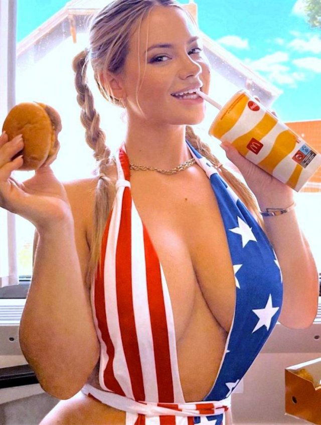 Busty Girls (40 pics)